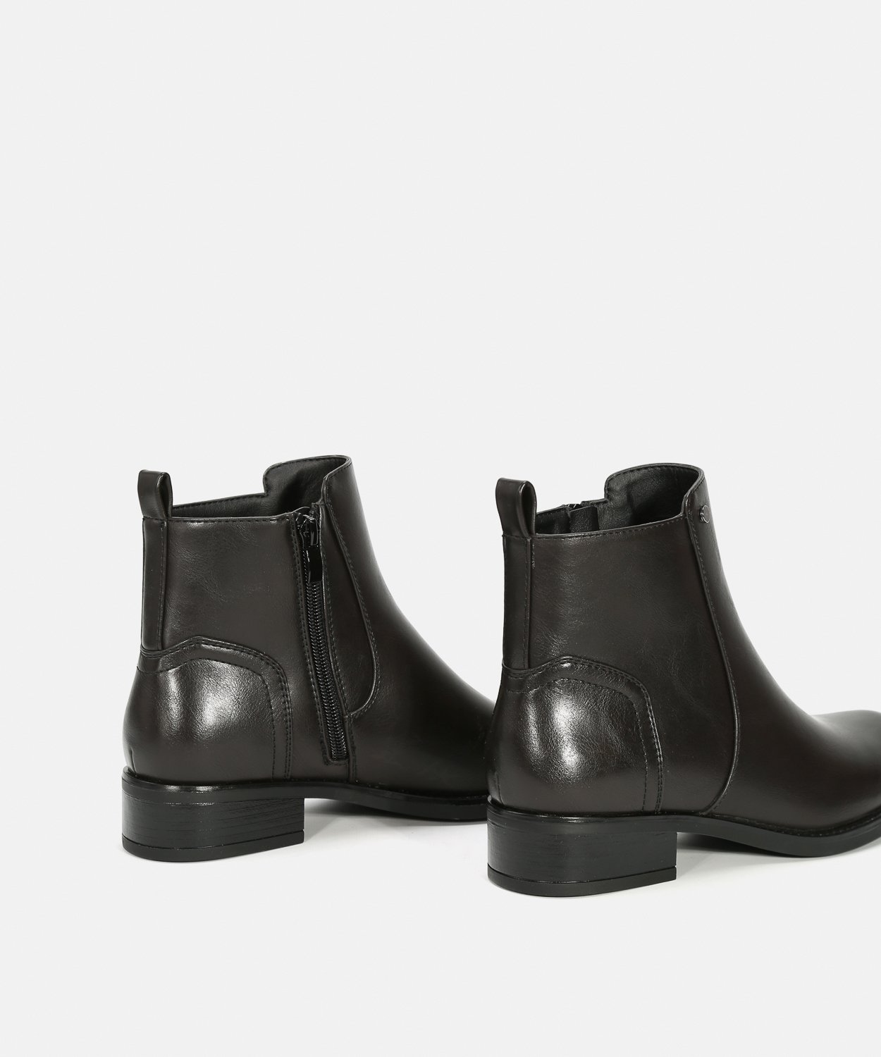 Botines lisos efecto piel  image number null